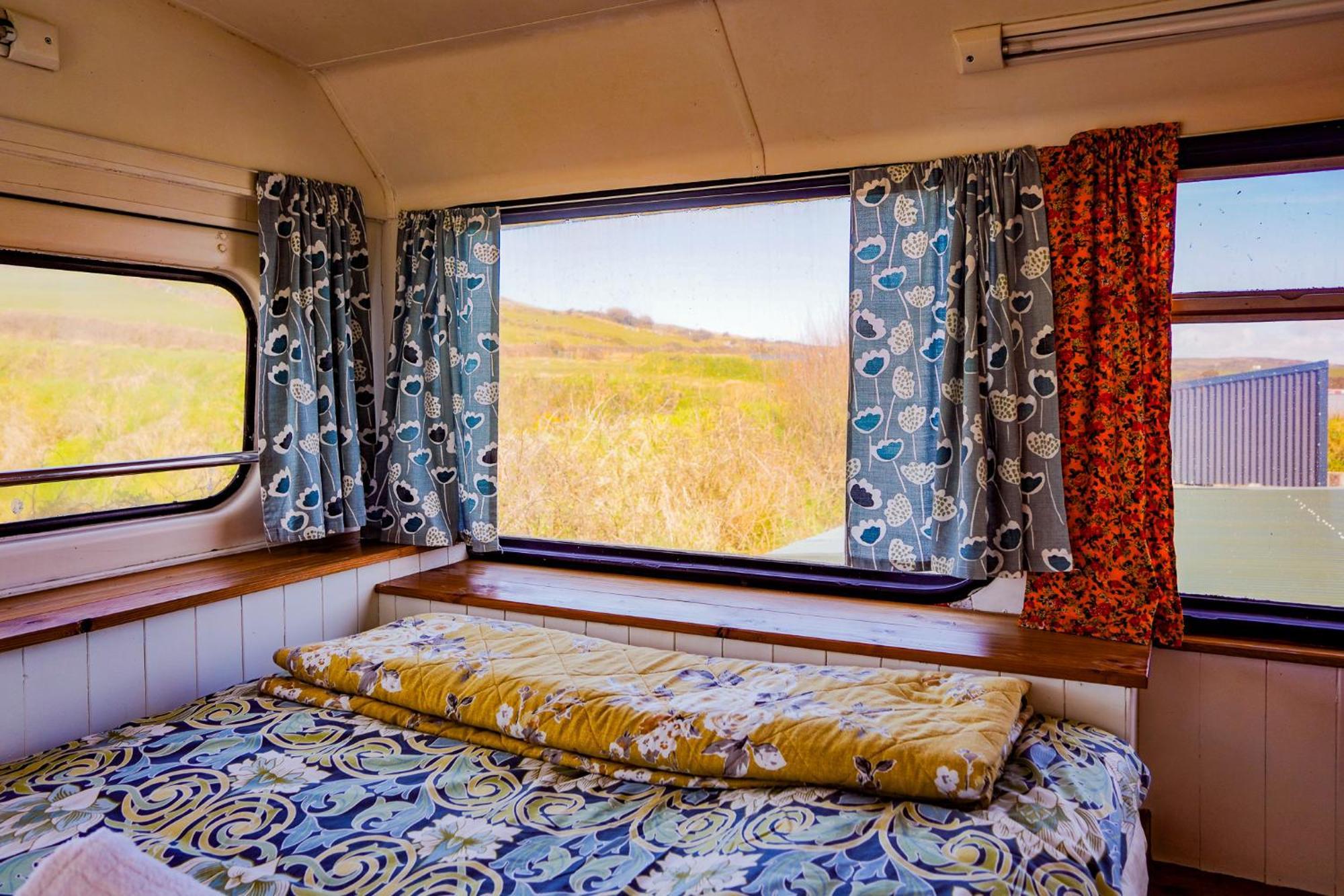 Chapeltown Double Decker Bus At Valentia Island Escape酒店 外观 照片